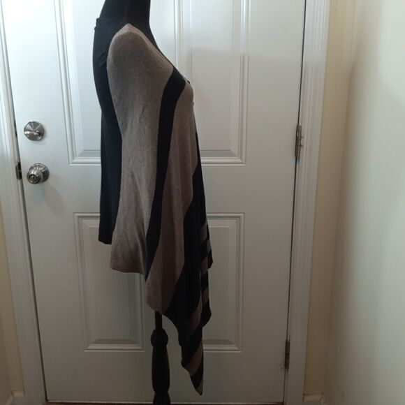 Stylus button front black & taupe shark bite cape - Picture 6 of 9